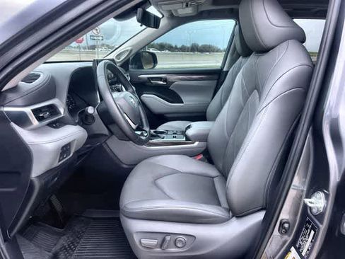 Used 2023 Toyota Highlander Platinum image 11