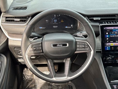 Used 2023 Jeep Grand Cherokee Limited w/ Luxury Tech Group II image 16