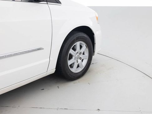 Used 2013 Chrysler Town & Country Touring FWD image 19