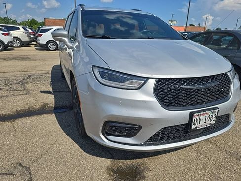 Used 2022 Chrysler Pacifica Limited w/ S Appearance Package FWD image 2