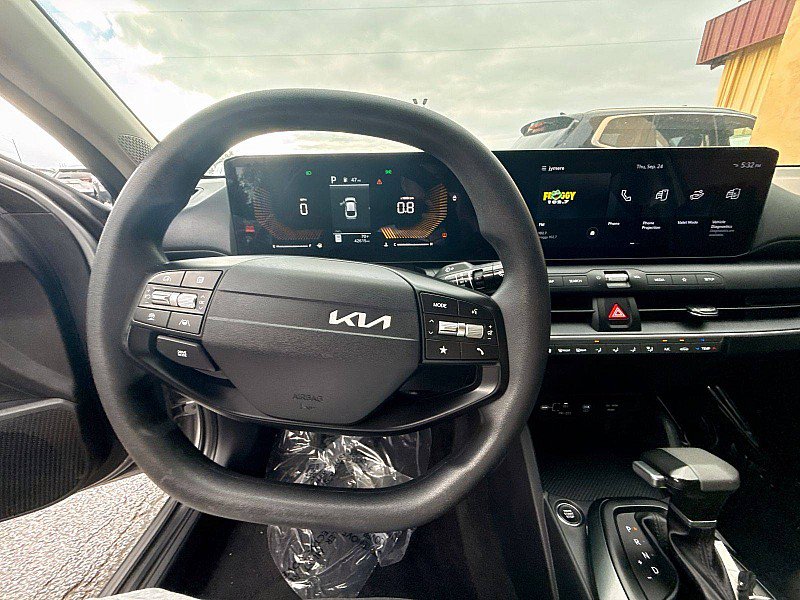 Used 2025 Kia K4 FWD image 12
