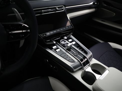 New 2025 Aston Martin Vanquish image 23