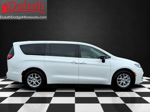 Used 2024 Chrysler Pacifica Touring-L image 6