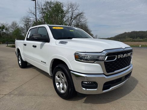 Used 2025 RAM 1500 Big Horn AWD/4WD image 3