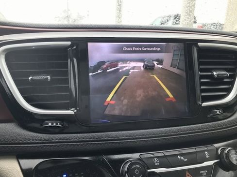 Used 2020 Chrysler Pacifica Limited image 12