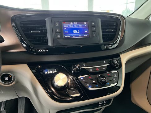 Used 2017 Chrysler Pacifica Touring FWD image 15