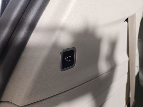 Used 2024 Chrysler Pacifica Limited FWD image 32