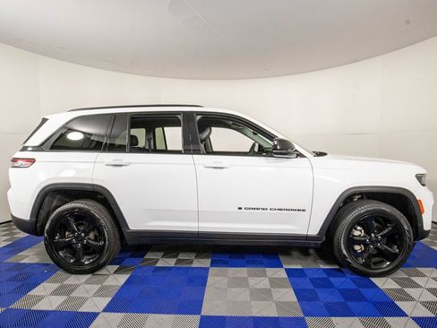 Used 2023 Jeep Grand Cherokee Limited w/ Black Appearance Package image 4
