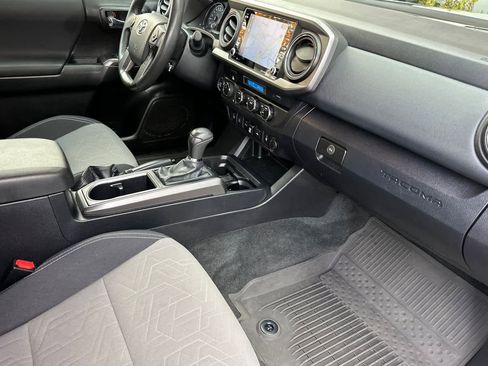 Used 2022 Toyota Tacoma TRD Off-Road w/ Technology Package image 15