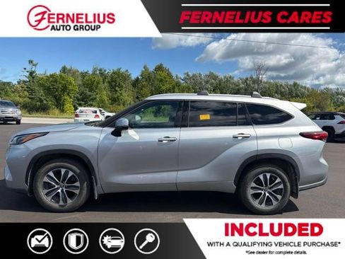 Used 2022 Toyota Highlander XLE AWD/4WD image 4