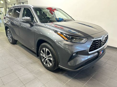 Used 2024 Toyota Highlander XLE AWD/4WD image 2