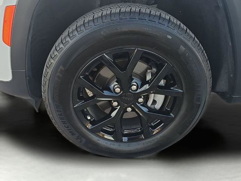 Used 2025 Jeep Grand Cherokee Altitude RWD image 11