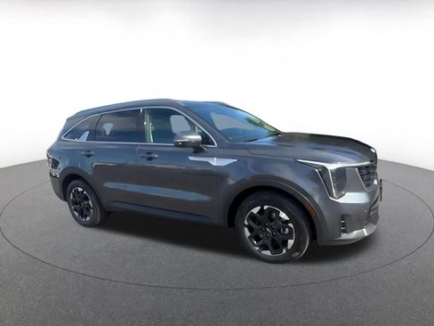 Used 2024 Kia Sorento S image 2