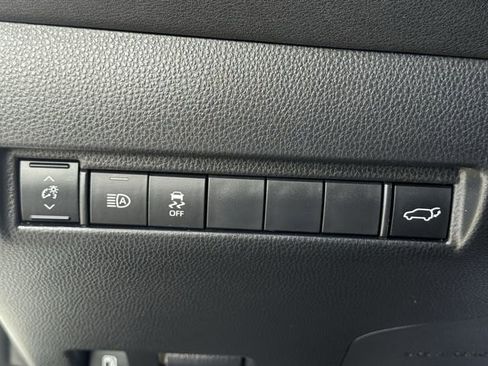 Used 2022 Toyota Venza LE image 21