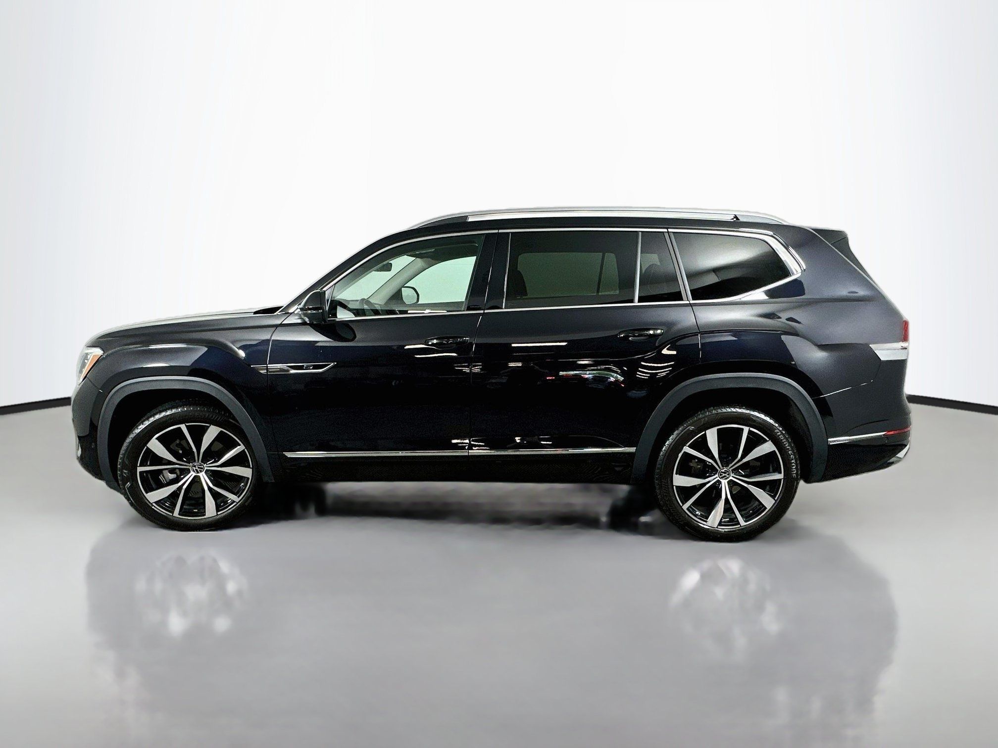 Used 2024 Volkswagen Atlas SEL Premium R-Line AWD/4WD image 4