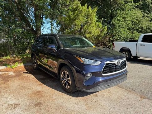 Used 2020 Toyota Highlander XLE FWD image 2