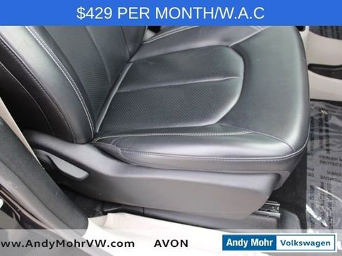 Used 2023 Chrysler Pacifica Touring-L image 19