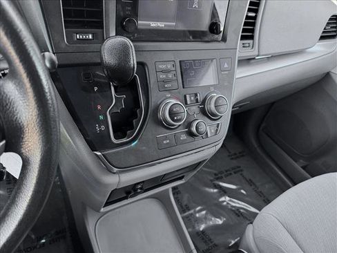 Used 2015 Toyota Sienna LE FWD image 15
