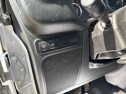 Used 2018 Jeep Wrangler Unlimited Rubicon w/ Connectivity Group AWD/4WD image 25