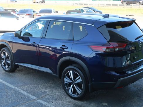 Used 2024 Nissan Rogue SL AWD/4WD image 11