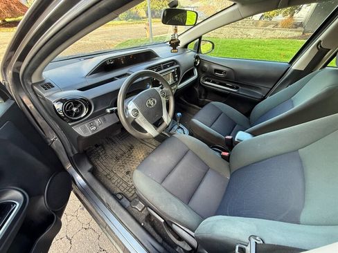 Used 2015 Toyota Prius C Three image 9