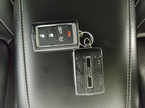 Used 2022 Jeep Grand Cherokee Limited 4xe image 32