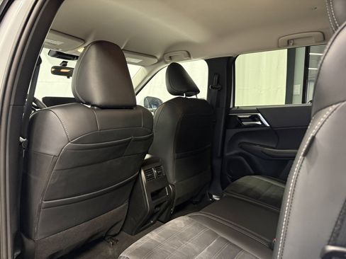 Used 2024 Mitsubishi Outlander SE image 23