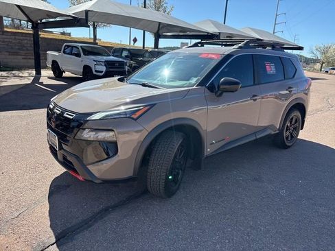 Used 2025 Nissan Rogue SV image 3