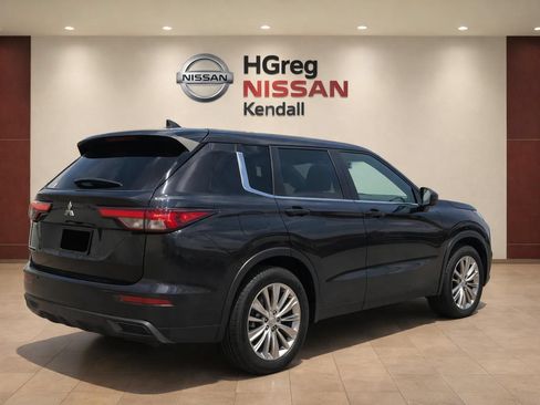Used 2022 Mitsubishi Outlander ES FWD image 4