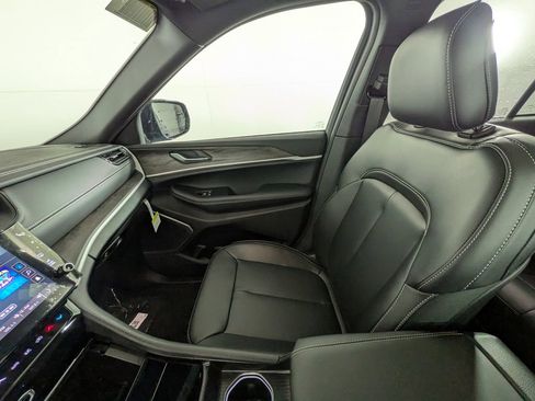 New 2026 Jeep Grand Cherokee Limited w/ Limited Altitude Package AWD/4WD image 29