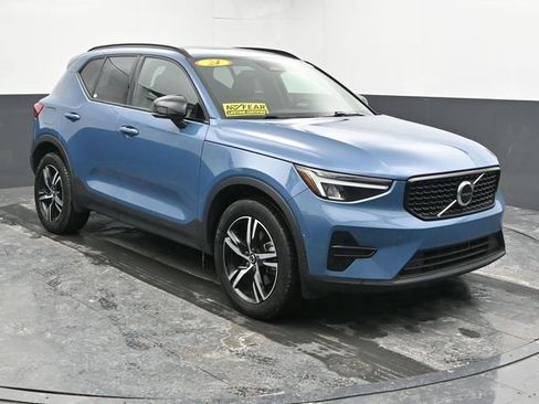 Used 2024 Volvo XC40 B5 Core image 2