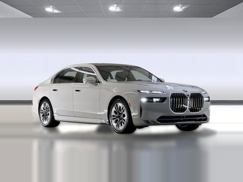 Certified 2023 BMW i7 xDrive60 w/ Executive Package 2 AWD/4WD image 6