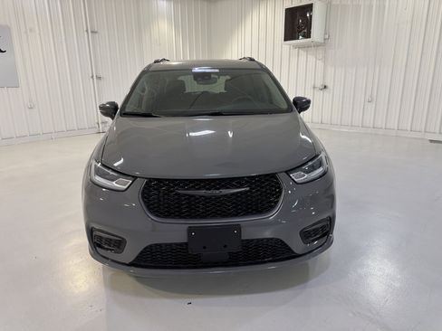 Used 2023 Chrysler Pacifica Touring-L w/ Road Tripper Package FWD image 8