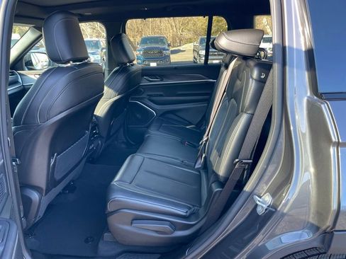 Used 2024 Jeep Grand Cherokee L Limited w/ Luxury Tech Group II AWD/4WD image 18