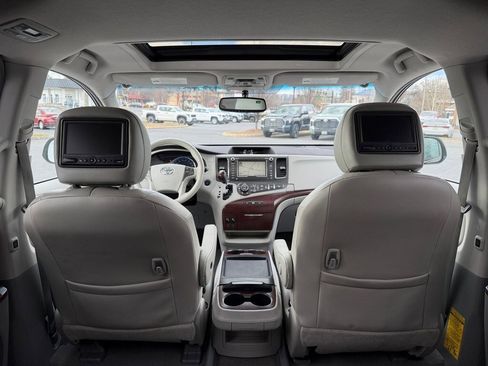 Used 2011 Toyota Sienna XLE image 27