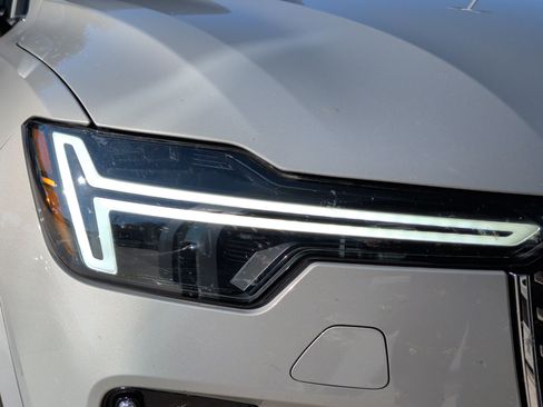 Used 2025 Volvo XC90 B6 Plus image 11