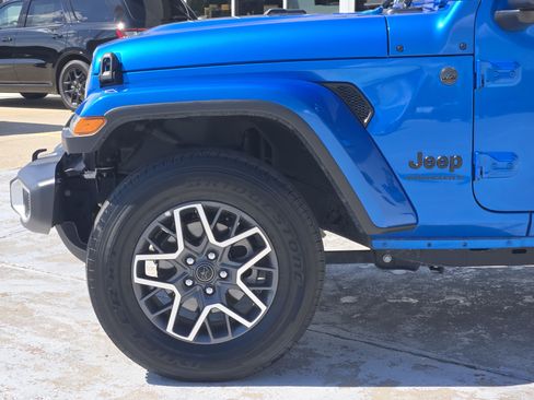 Used 2025 Jeep Wrangler Unlimited Sahara AWD/4WD image 9