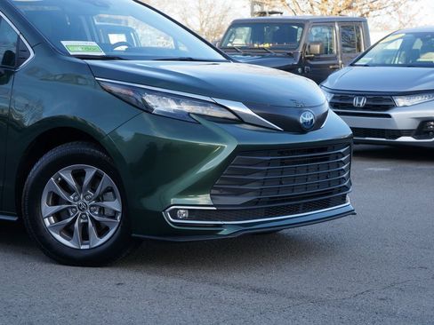 Used 2024 Toyota Sienna XLE image 3
