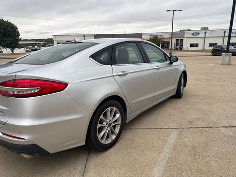 Used 2019 Ford Fusion SE FWD image 4