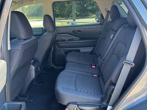 Used 2024 Nissan Pathfinder SV image 11