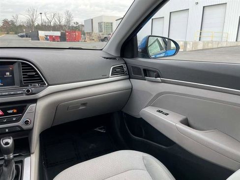 Used 2017 Hyundai Elantra SE image 49