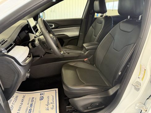 Used 2023 Jeep Compass Latitude AWD/4WD image 11
