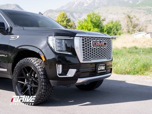 Used 2023 GMC Yukon XL Denali image 3