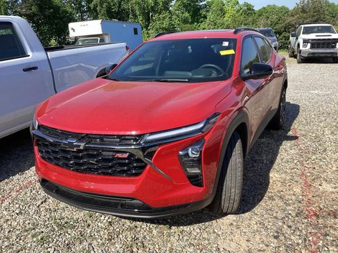Used 2026 Chevrolet Trax RS w/ Sunroof Package FWD image 2