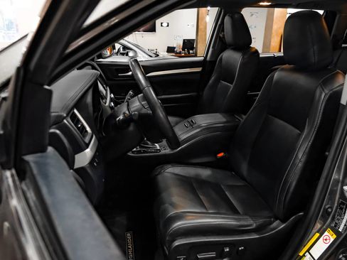 Used 2018 Toyota Highlander XLE FWD image 34