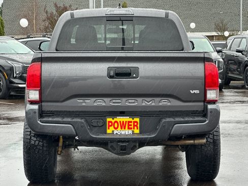 Used 2017 Toyota Tacoma TRD Off-Road w/ Premium & Technology Package image 4