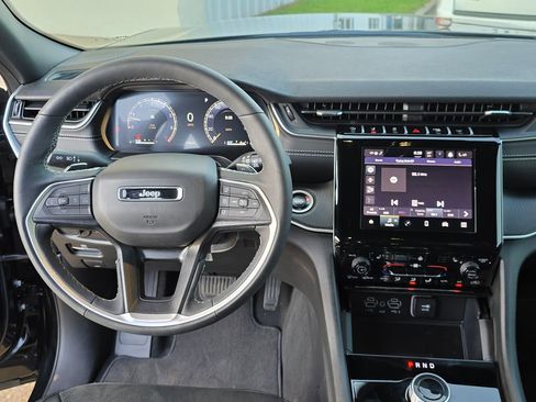 Used 2025 Jeep Grand Cherokee Altitude image 20