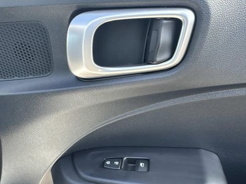 Used 2025 Hyundai Venue SEL FWD image 16
