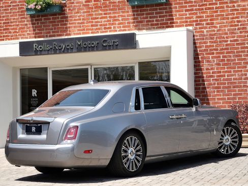 Used 2023 Rolls-Royce Phantom Sedan RWD image 2