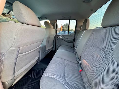 Used 2018 Nissan Frontier SV image 9